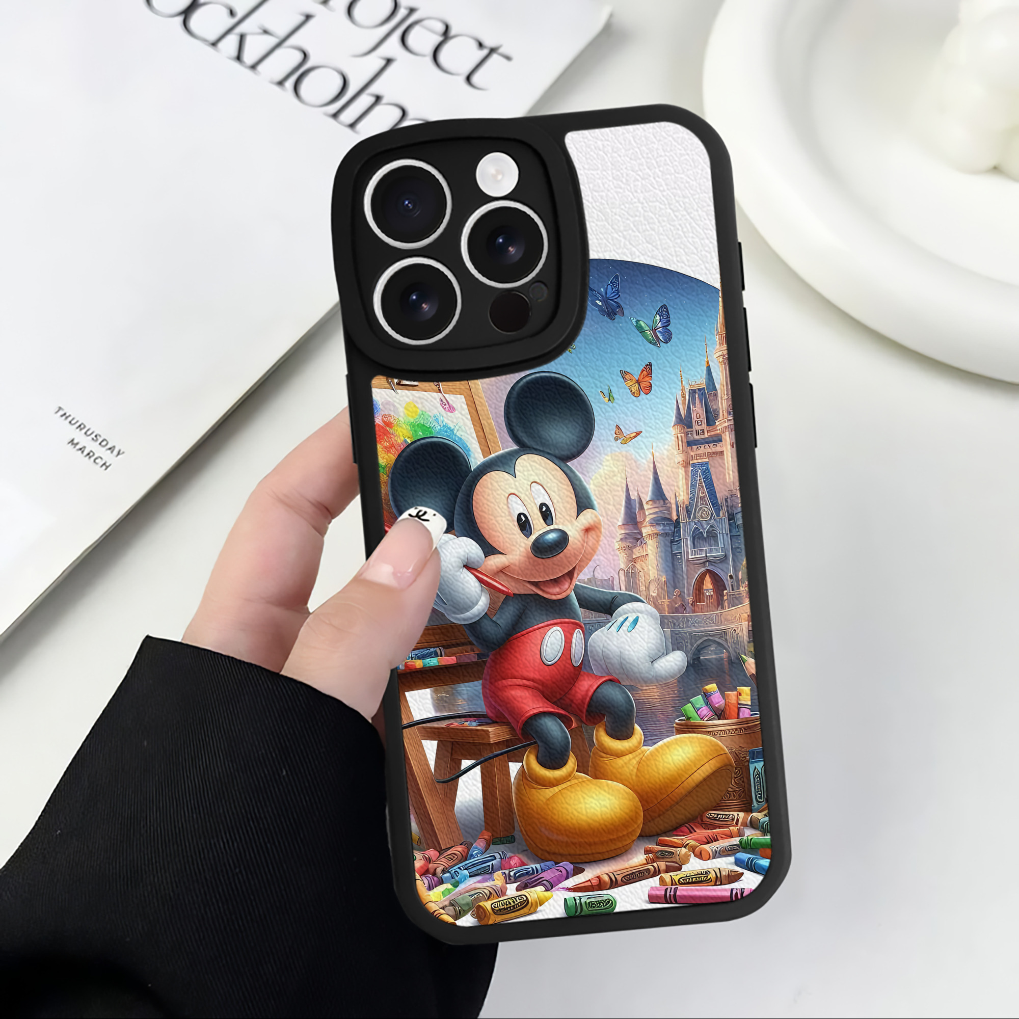 ミッキーマウス Mickey Mouse 【iPhone 16シリーズ対応】シリコンスマホケース（レザー調） 材質：シリコン