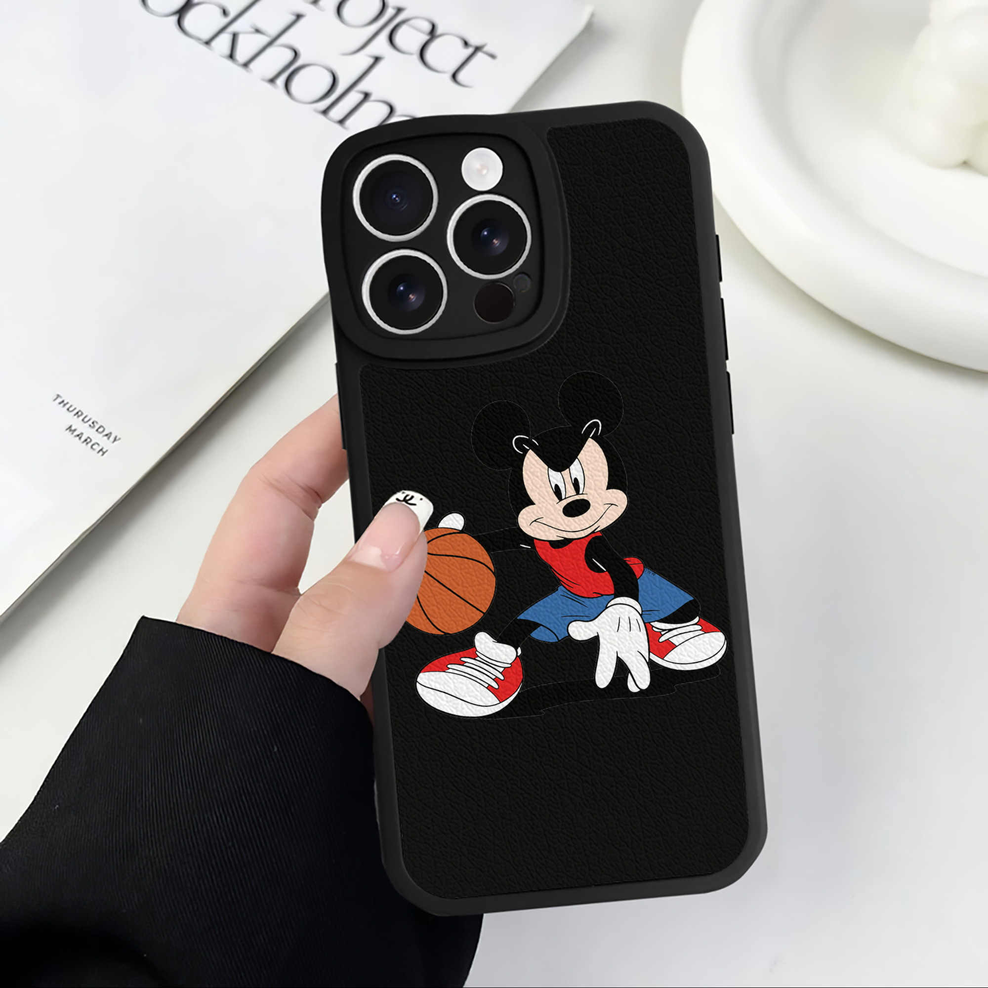 ミッキーマウス Mickey Mouse 【iPhone 16シリーズ対応】シリコンスマホケース（レザー調） 材質：シリコン