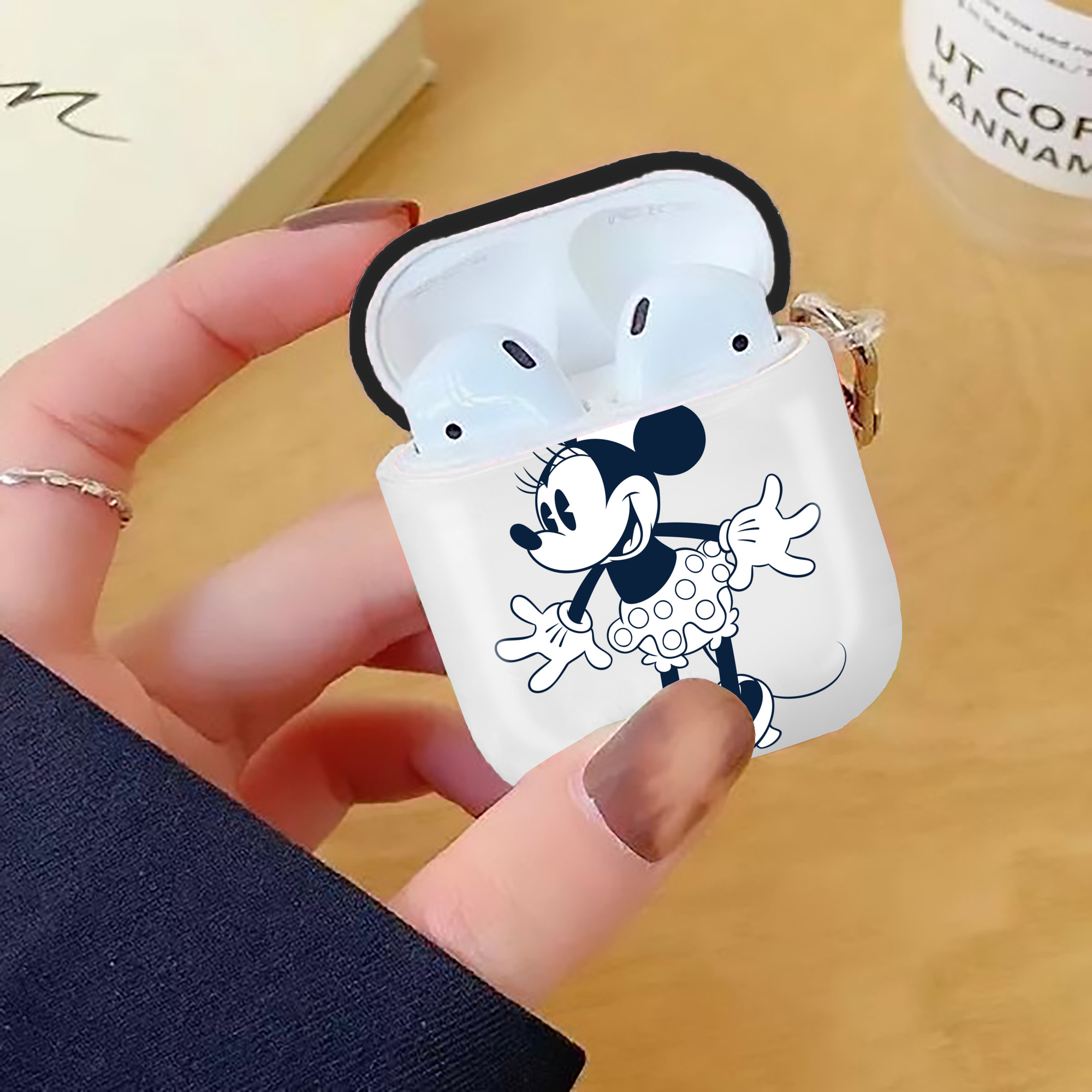 ミッキーマウス Mickey Mouse AirPods 第2世代保護ケース ハードシェル ブラック 耐衝撃・防指紋・カラビナ付き
