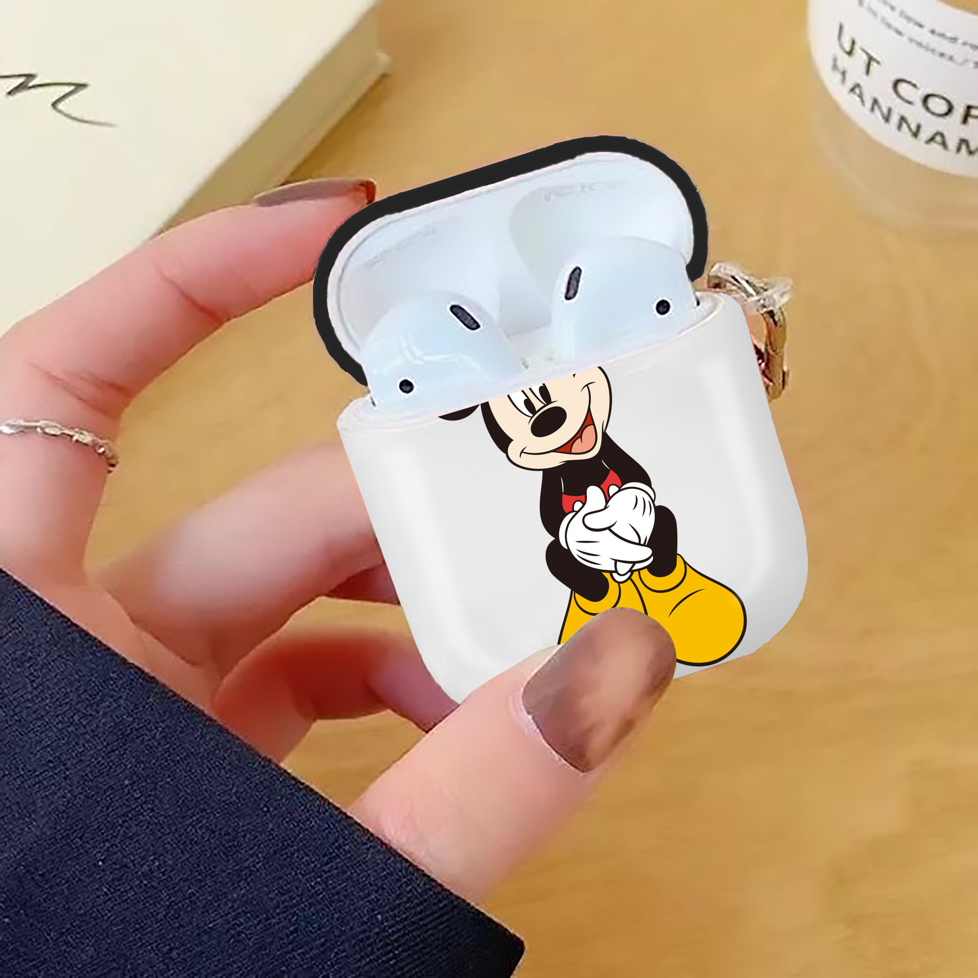 ミッキーマウス Mickey Mouse AirPods 第2世代保護ケース ハードシェル ブラック 耐衝撃・防指紋・カラビナ付き