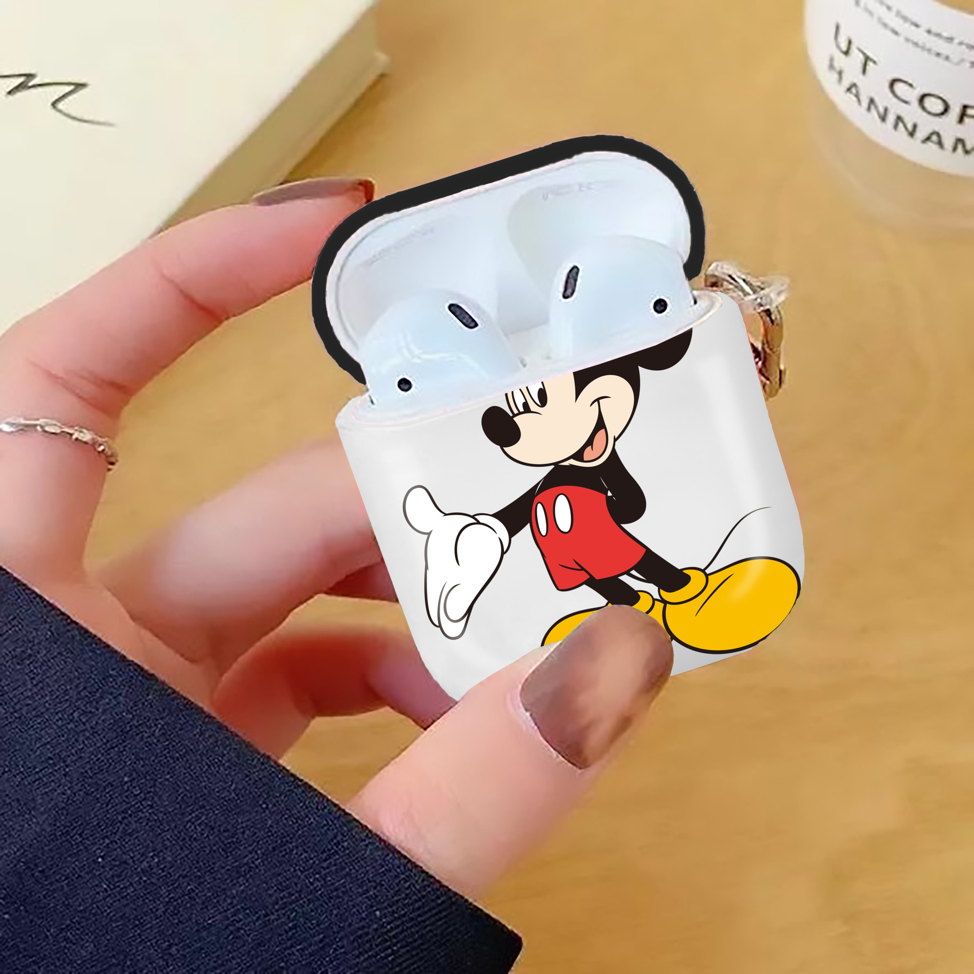 ミッキーマウス Mickey Mouse AirPods 第2世代保護ケース ハードシェル ブラック 耐衝撃・防指紋・カラビナ付き