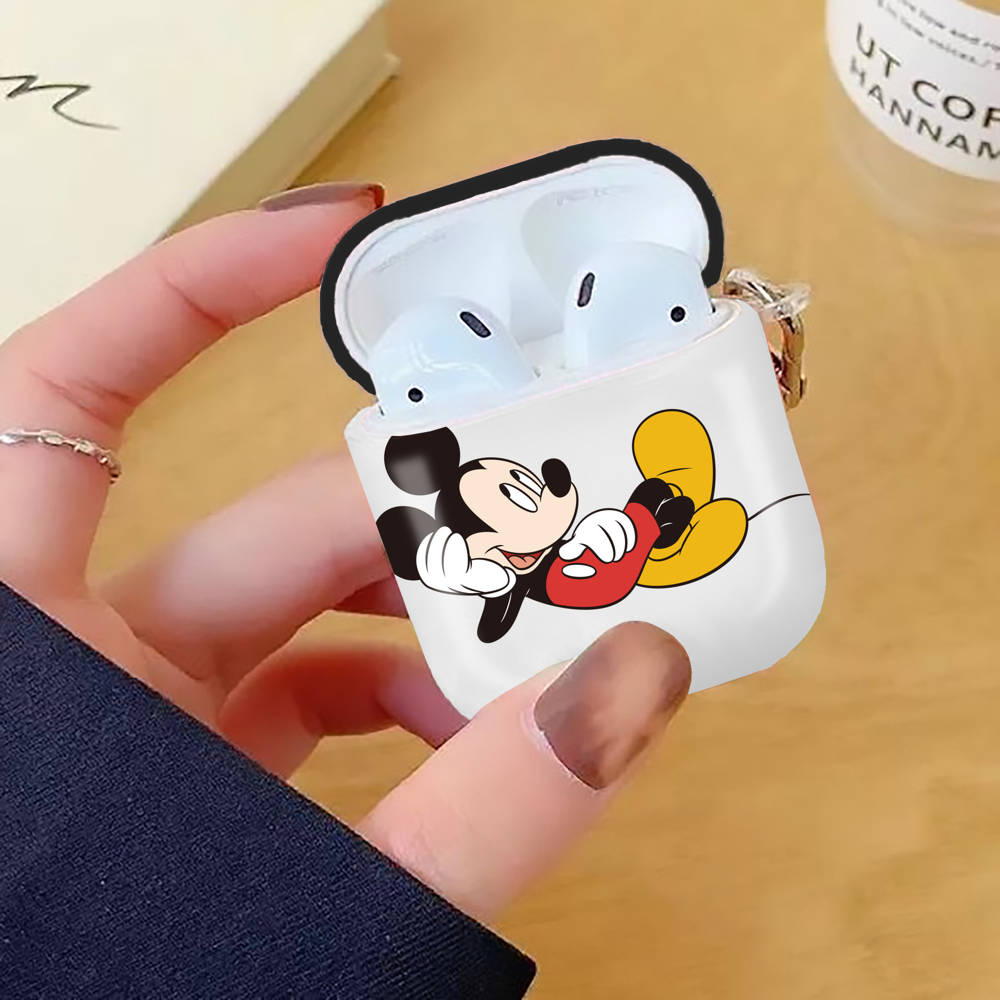 ミッキーマウス Mickey Mouse AirPods 第2世代保護ケース ハードシェル ブラック 耐衝撃・防指紋・カラビナ付き